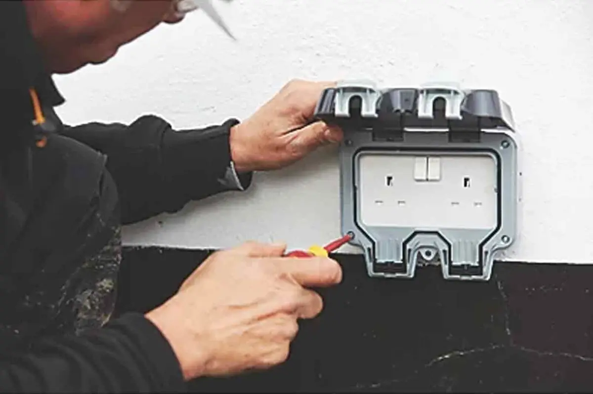 1x 2 Gang UK Mains Switched Outdoor Sealed Weatherproof Double Socket, IP66, 13A - image 8 | Free standard UK delivery included | Discount Quality Products