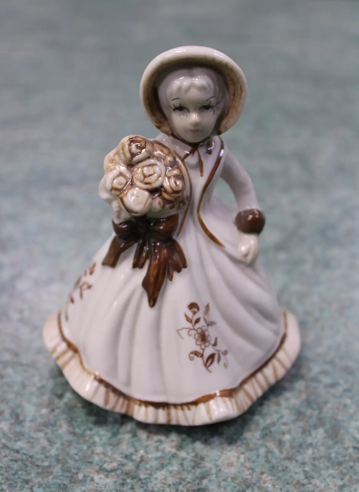 1x Small 5" Inch Victorian Style Lady with Flower Bouquet Ceramic Doll Ornament