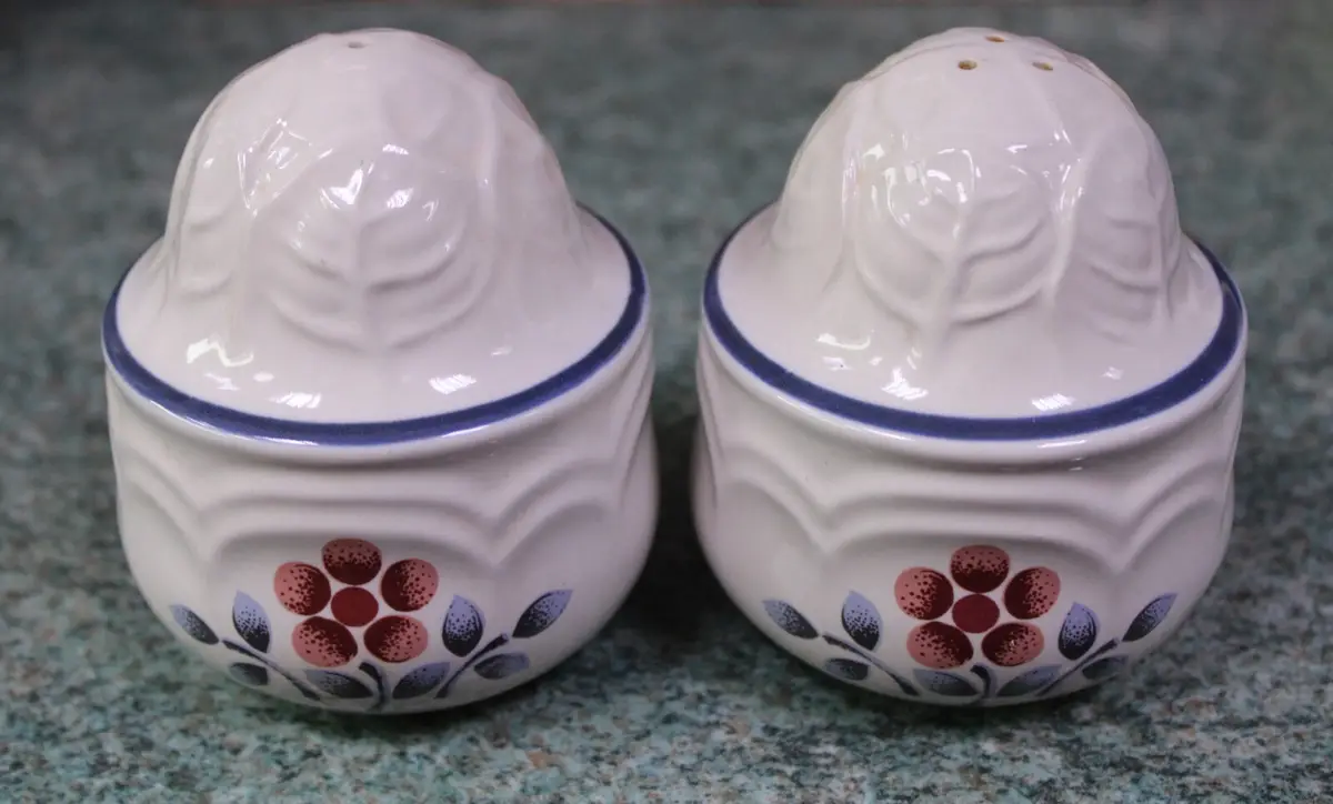 Pair of Ceramic Salt &amp; Pepper Shaker Pot Set, Floral Design, Textured, 90mmx80mm