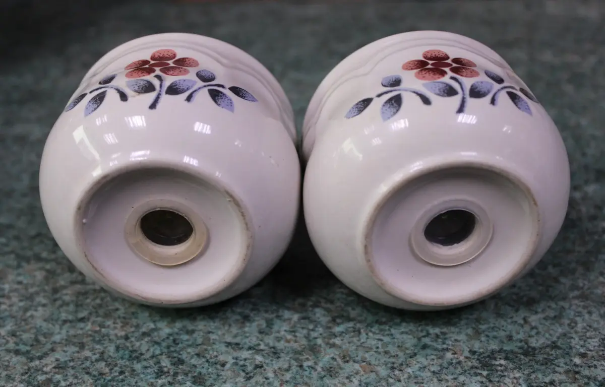 Pair of Ceramic Salt & Pepper Shaker Pot Set, Floral Design, Textured, 90mmx80mm - image 3 | Free standard UK delivery included | Discount Quality Products