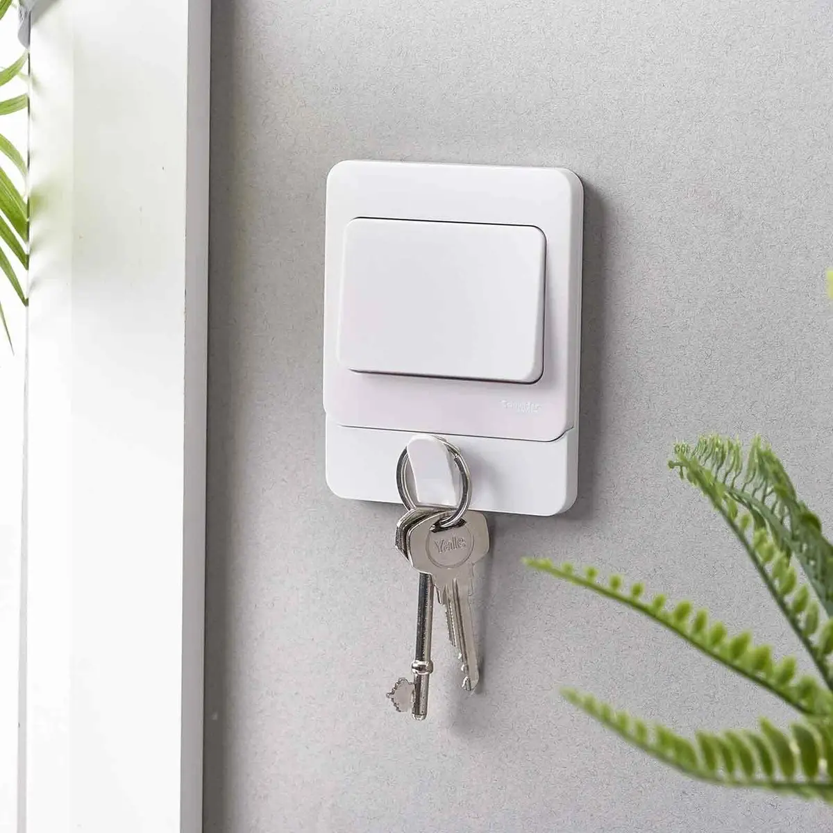 Schneider Lisse White 1 Gang Surround Switch Plate with Hook Lisse GGBLH1GS - image 2 | Free standard UK delivery included | Discount Quality Products