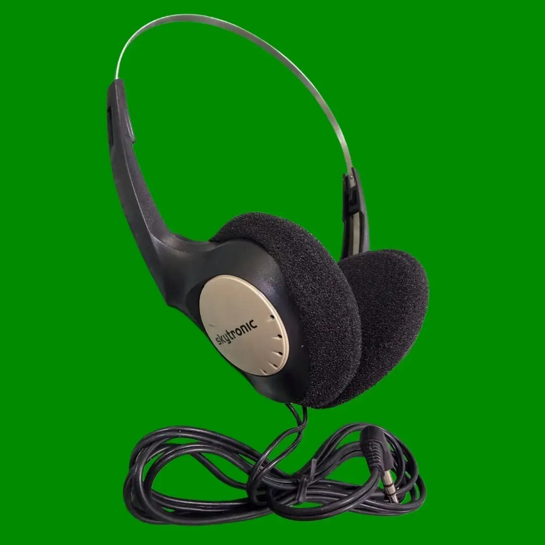 1x Skytronic Lightweight Wired Retro Style Digital Stereo Headphones 3.5mm Jack