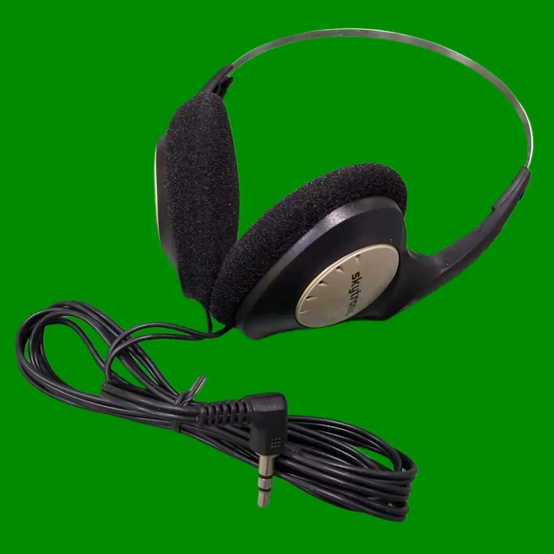 1x Skytronic Lightweight Wired Retro Style Digital Stereo Headphones 3.5mm Jack - image 3 | Free standard UK delivery included | Discount Quality Products
