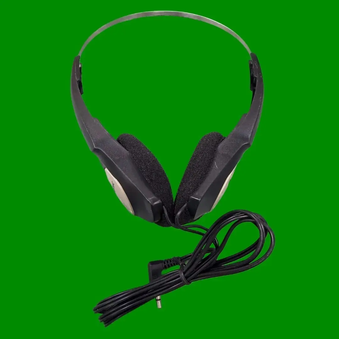 1x Skytronic Lightweight Wired Retro Style Digital Stereo Headphones 3.5mm Jack - image 4 | Free standard UK delivery included | Discount Quality Products